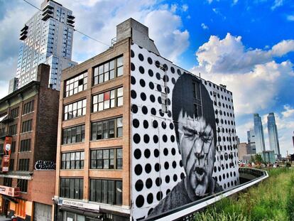 Una obra del grafitero francés JR forma que parte de la segunda fase de la remodelación del High Line de Chelsea, en Nueva York.