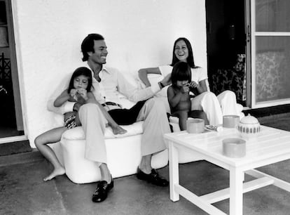 Julio Iglesias e Isabel Preysler con sus hijos Chabeli y Julio José en Madrid en 1976. 