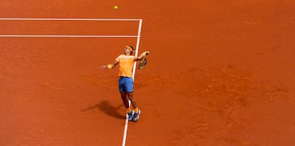 Nadal sirve en el duelo ante Monta&ntilde;&eacute;s.