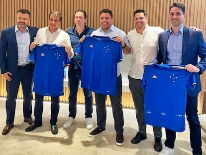 Ronaldo posa con la camiseta del Cruzeiro.