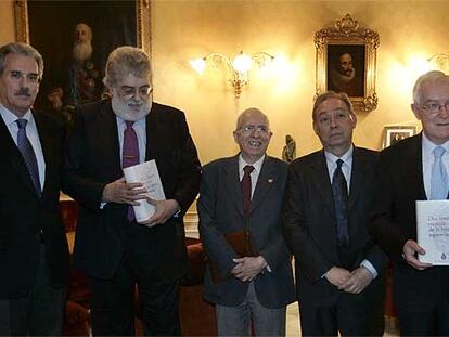 De izquierda a derecha, Rafael Rodríguez Marín, José Manuel Lara, Manuel Seco, Humberto López Morales y Víctor García de la Concha.