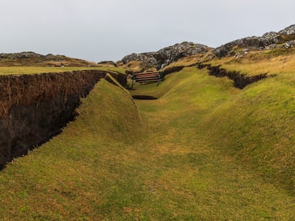 La grieta abierta en el sur de Islandia tiene 15 kilómetros y respondería a la actividad del magma. En la imagen, la fisura a lo largo de un campo de golf en Grindavík, donde se concentran los temblores.