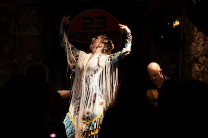 La bailaora Ainoa Lara durante un concierto de flamenco en el bar Robadors 23 del barrio del Raval.