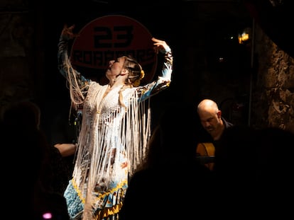 La bailaora Ainoa Lara durante un concierto de flamenco en el bar Robadors 23 del barrio del Raval.