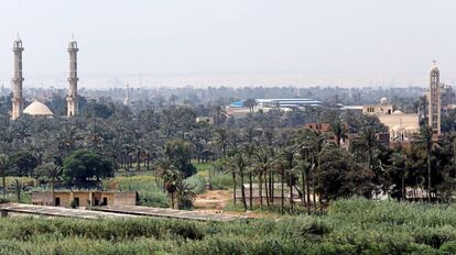 Una iglesia (dcha.) y una mezquita (izq.) comparten espacio entre cultivos en El Cairo (Egipto), este miércoles.