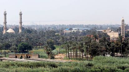 Una iglesia (dcha.) y una mezquita (izq.) comparten espacio entre cultivos en El Cairo (Egipto), este mi&eacute;rcoles.