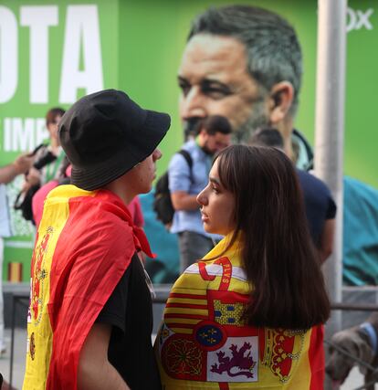 Simpatizantes de Vox llegan a la sede del partido en Madrid, tras el cierre de los colegios electorales. 