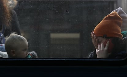 Una mujer, con su hijo pequeño, en el vagón de un tren que trataba de salir de la estación central de Liv con destino a Polonia, el 2 de marzo de 2022. 