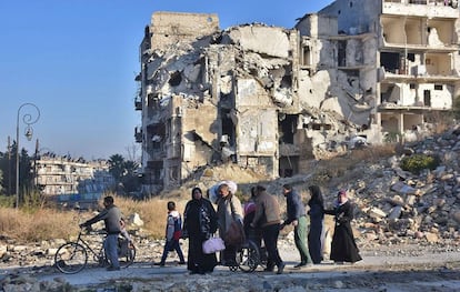 Moradores de Aleppo oriental, nesta terça-feira.