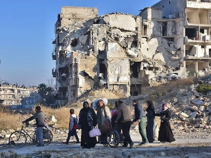 Moradores de Aleppo oriental, nesta terça-feira.