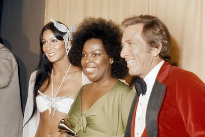 Cher, Roberta Flack (con su Grammy por su famosa 'Killing me Softly') y el presentador Andy Williams en los Grammy de 1974. 