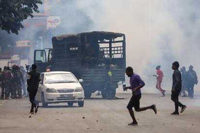 Manifestantes huyen de la zona en que la policía arrojó gases lacrimógenos, durante una manifestación contra el Gobierno el 8 de agosto de 2024 en Nairobi.