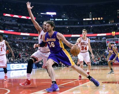 Gasol, ante Noah en un partido en enero pasado en Chicago.