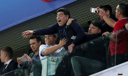 Maradona en uno de los palcos del estadio de San Petersburgo durante el partido Nigeria-Argentina.