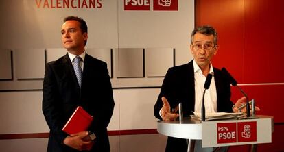 Los portavoces socialistas Francesc Romeu y Antonio Torres, ayer en la sede de Blanqueries. 