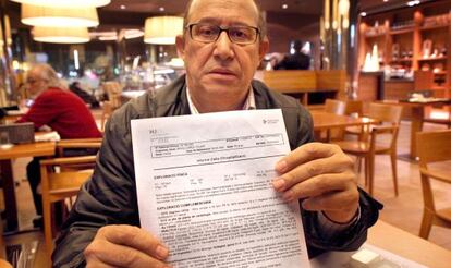 Felipe Rivas muestra su parte médico.