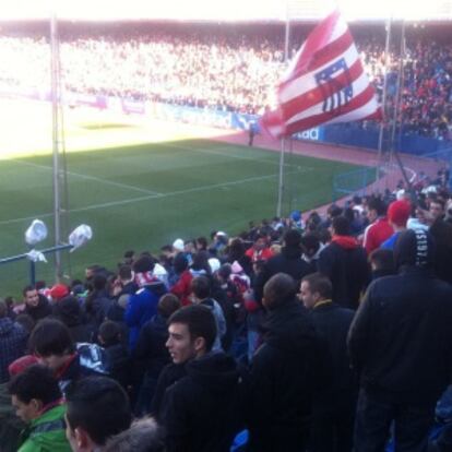 Aficionados en las gradas del Calderón esta mañana.