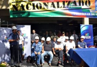 El presidente de Bolivia, Evo Morales, en la antigua sede de REE en Cochabamba, en mayo de 2012, cuando nacionalizó la firma.