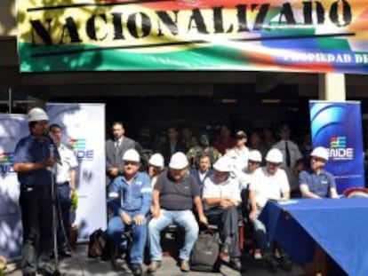 El presidente de Bolivia, Evo Morales, en la antigua sede de REE en Cochabamba, en mayo de 2012, cuando nacionalizó la firma.