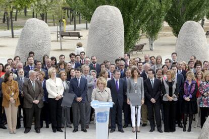 Aguirre, junto a los integrantes de su candidatura para el 22-M, en el parque Juan Carlos I.