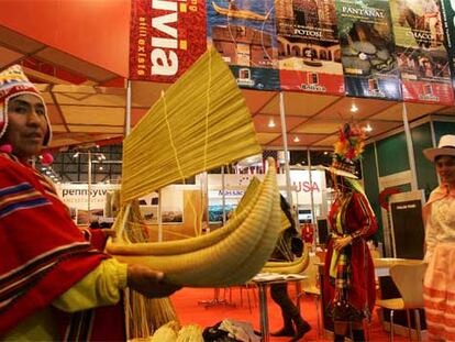El expositor de Bolivia con varias personas vestidas con trajes típicos del país.