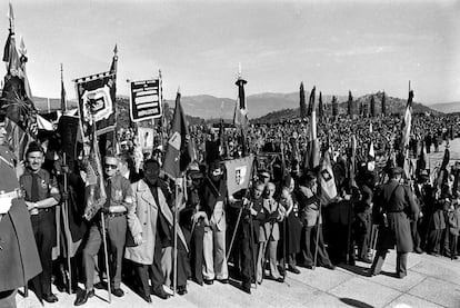 Una multitud espera en la explanada de la basílica del Valle de los Caídos los restos mortales de Franco.