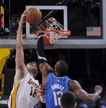 El jugador de los Lakers intenta encestar nte Dwight Howard, de los Magic de Orlando, en junio de 2009.