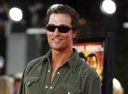 A la madre del ex de Penélope Cruz, Matthew McConaughey, no le importa que se ventile su intimidad. O eso parece, ya que ha publicado un libro titulado <i>I amaze myself!</i> (Me sorprendo a mí misma) en el que cuenta que su marido, el padre del actor, murió mientras ambos practicaban sexo. "Las mañanas de los lunes solíamos despedirnos haciendo el amor. Pero un día, de repente, simplemente sucedió. Supe que algo iba mal porque no oía ningún ruido. ¡Pero es la mejor forma de irse! Me aseguré de que estuviera desnudo cuando lo sacaron de casa porque estaba tan orgullosa de mostrar al bueno de Jim McConaughey
y su don".