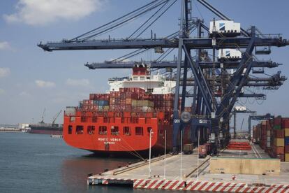 Un barco portacontendores en el actual puerto de Veracruz.