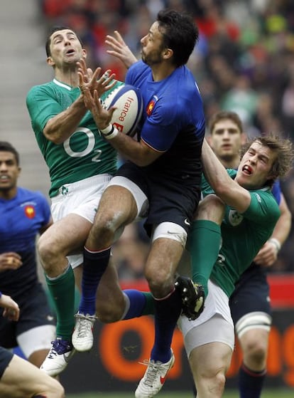 El irlands Rob Kearney se disputa el baln con Clement Poitrenaud.