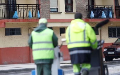 Bolsas de basura colgadas en balcones de Astigarraga en protesta por la próxima puesta en marcha de la recogida 'puerta a puerta'.