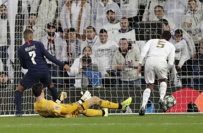 Kylian Mbappe del PSG marca el primer gol de su equipo en el partido que les enfrenta al Real Madrid en Champions League.