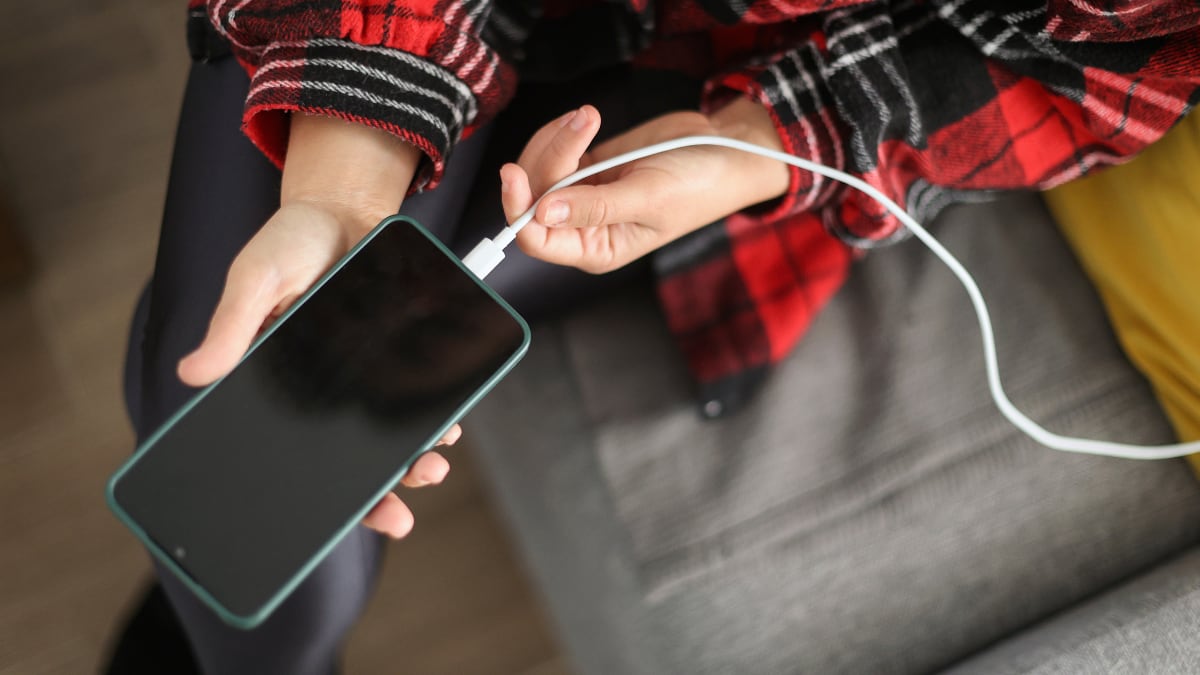 Si tienes un cargador de móvil con cable de 2 metros, tienes un tesoro: estas son las mejores opciones