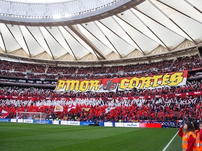 La afición del Atlético de Madrid muestra un mosaico en el partido ante el Sevilla, correspondiente a la jornada 27 de LaLiga Santander que se disputa este sábado en el Estadio Wanda Metropolitano en Madrid.