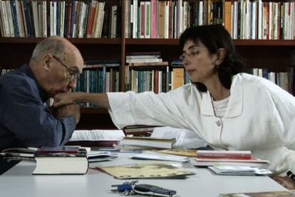 José Saramago y Pilar del Río, en un fotograma de la película <i>José y Pilar,</i> estrenada ayer en Portugal.