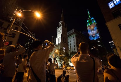 Milers de persones van aprofitar per fotografiar les imatges projectades sobre el mític edifici.