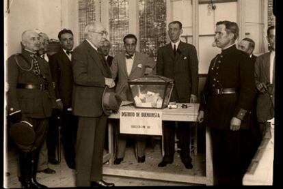 Manuel Azaña votando en las elecciones a Cortes constituyentes, el 28 de junio de 1931.
