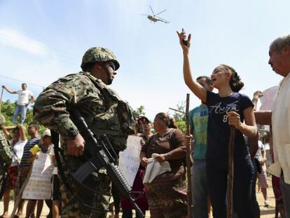 Uma mulher discute com um militar durante protesto pela libertação de Mireles.