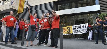 Trabajadores de TV-3 protestan frente a la sede de Converg&egrave;ncia.