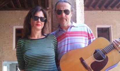 Victoria Scott y Alfonso G. R&oacute;denas, en el castillo de Alaqu&agrave;s. 