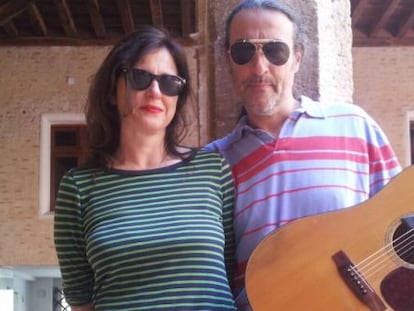 Victoria Scott y Alfonso G. R&oacute;denas, en el castillo de Alaqu&agrave;s. 