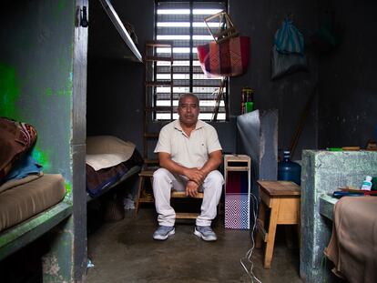 Pablo López Alavés, activista oaxaqueño defensor de los derechos humanos y el medio ambiente,  posa para un retrato  en su celda en el Centro de Reinserción Social de Villa de Etla el 25 de julio de 2023.