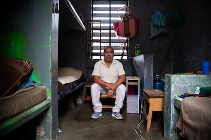 Pablo López Alavés, activista oaxaqueño defensor de los derechos humanos y el medio ambiente,  posa para un retrato  en su celda en el Centro de Reinserción Social de Villa de Etla el 25 de julio de 2023.