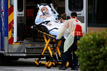 Un paciente de coronavirus trasladado del Zaandam al hospital en Fort Lauderdale. 