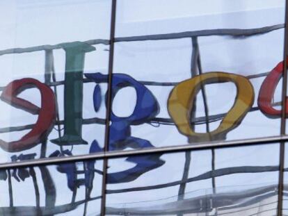 Logotipo de Google reflejado en una ventana de la sede de la compa&ntilde;&iacute;a en Pek&iacute;n (China). 
