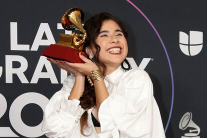 Silvana Estrada, la cantante de 25 años de edad, de Xalapa, Veracruz, posa con su Grammy por Mejor Nueva Artista.