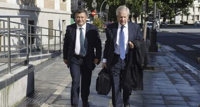 José Manuel Méndez, a la izquierda, con su agobado, Javier Gómez de Liaño, acude a la vista en Valladolid en la que fue condenado.