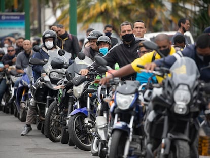 Decenas de motociclistas esperan en una estación de gasolina, el martes 8 de septiembre, en Caracas.