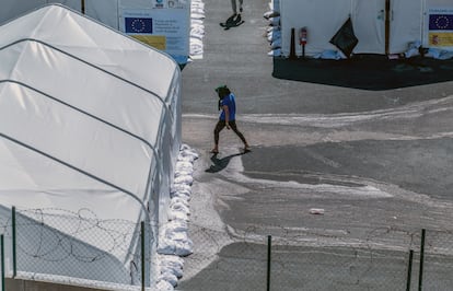 El campo de migrantes Canarias 50 visto desde el exterior.