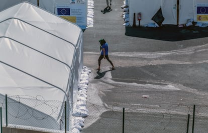 El campo de migrantes Canarias 50 visto desde el exterior. 
